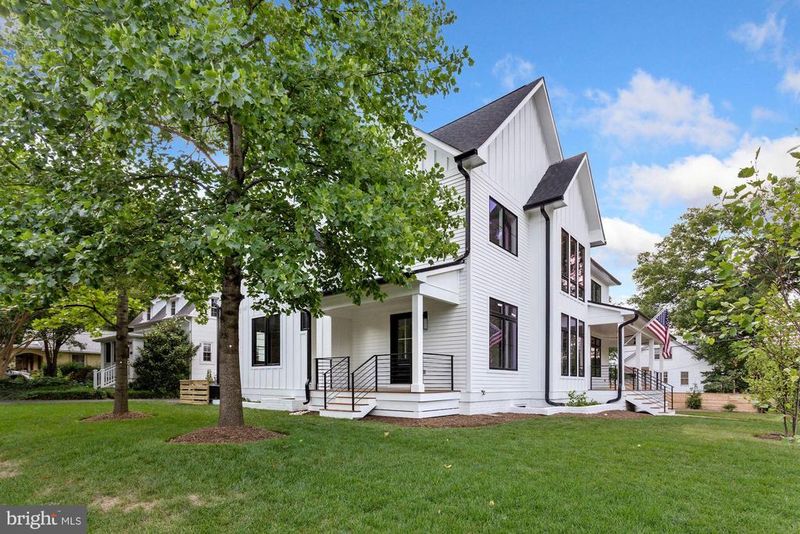 1776 Kent St S, Arlington, VA 22202