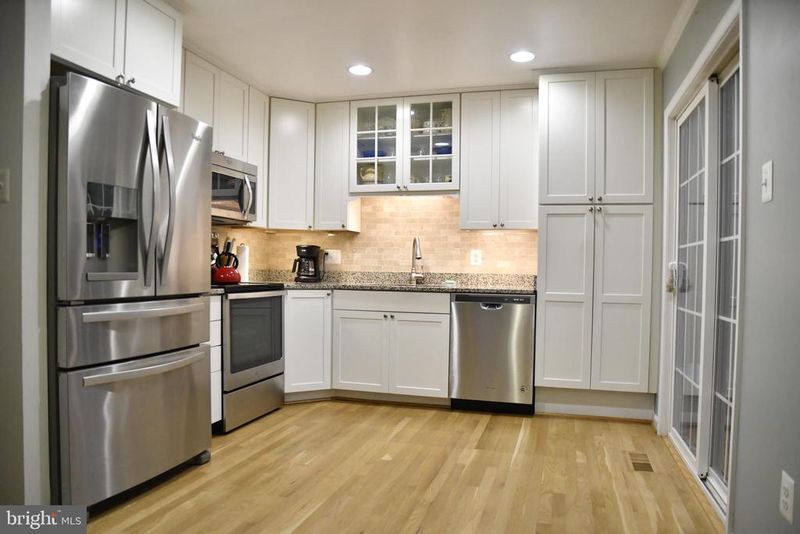 412 W Maple Ave, Sterling, VA 20164