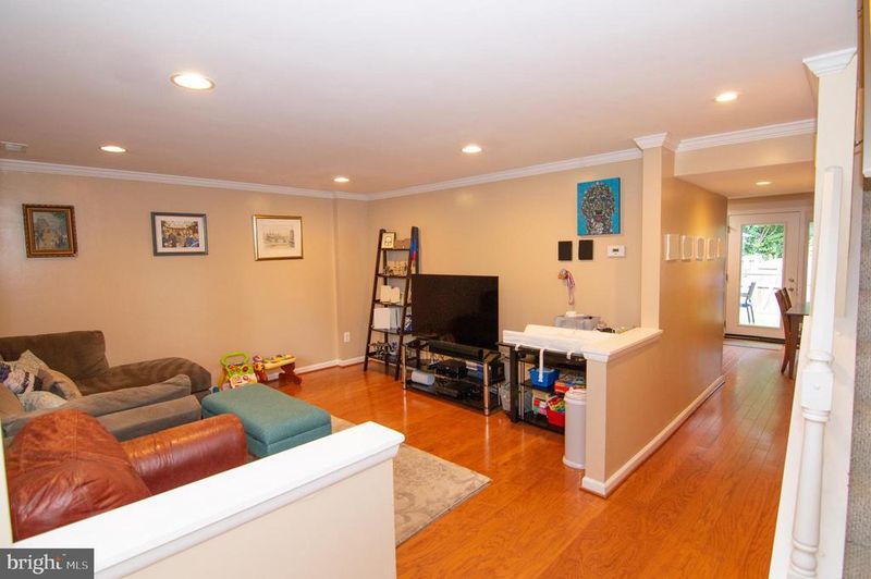2831 Raymond Ct, Falls Church, VA 22042