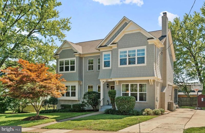 3012 N Rochester St, Arlington, VA 22213