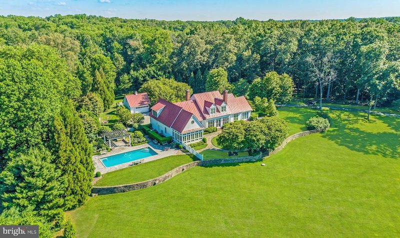 10509 Beach Mill Rd, Great Falls, VA 22066