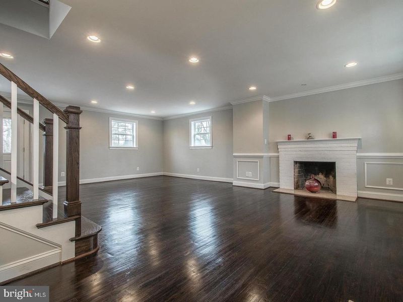 9919 Mayfield Dr, Bethesda, MD 20817