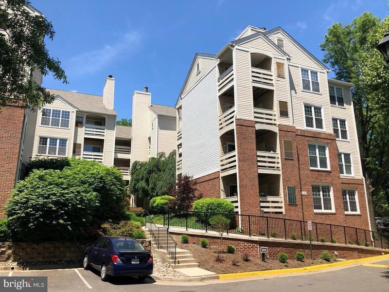 244 S Reynolds St #111, Alexandria, VA 22304