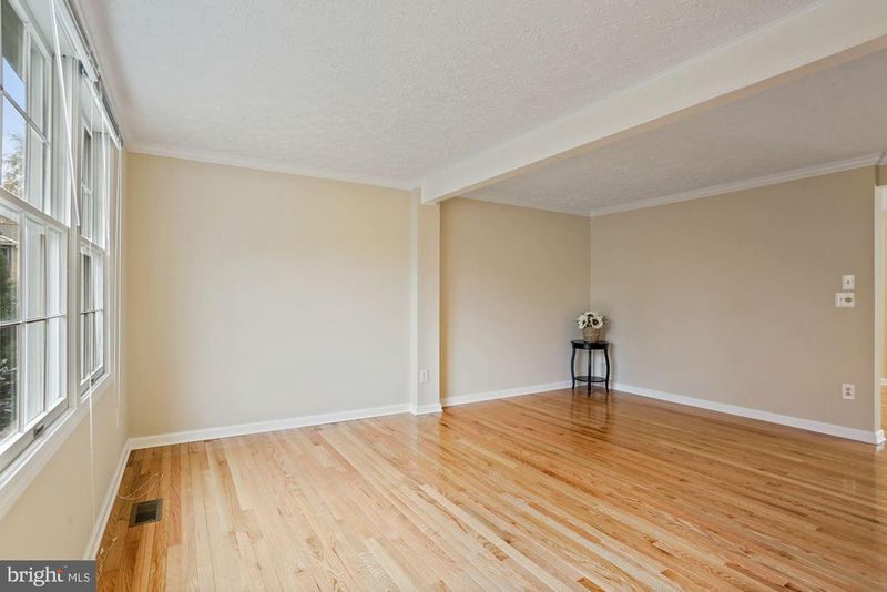 2051 Gervais Dr, Falls Church, VA 22043