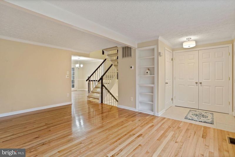 2051 Gervais Dr, Falls Church, VA 22043