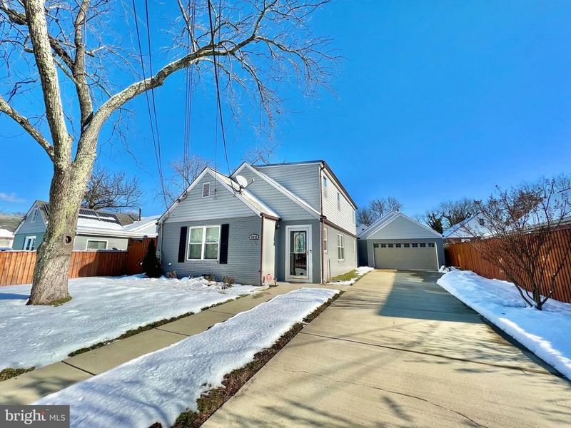 6833 Standish Dr, Hyattsville, MD 20784