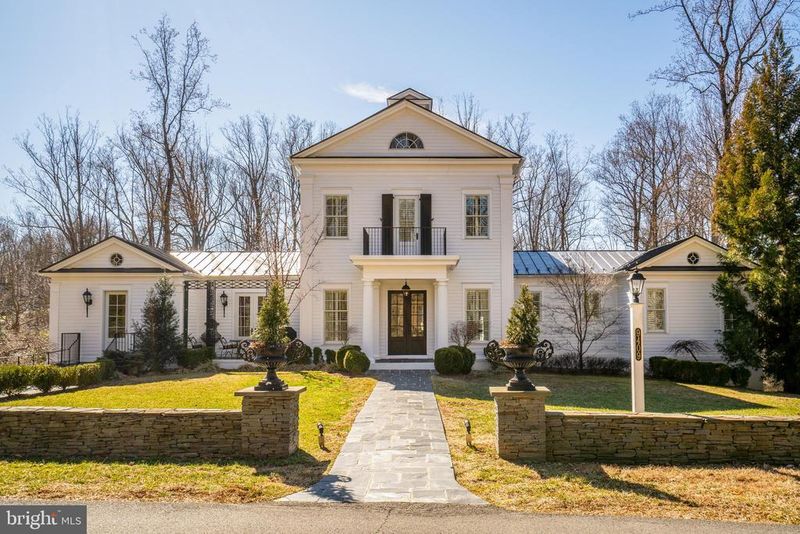 9409 Piscataway Ln, Great Falls, VA 22066