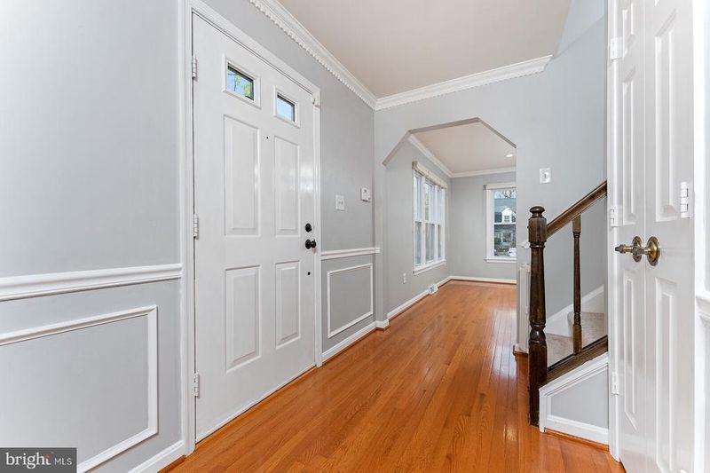 7962 Yancey Dr, Falls Church, VA 22042