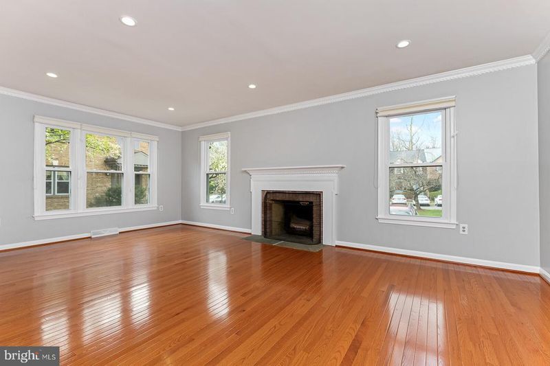 7962 Yancey Dr, Falls Church, VA 22042