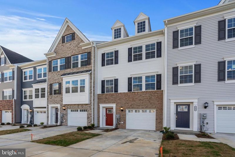 1421 Clingmans Dome Dr, Frederick, MD 21702