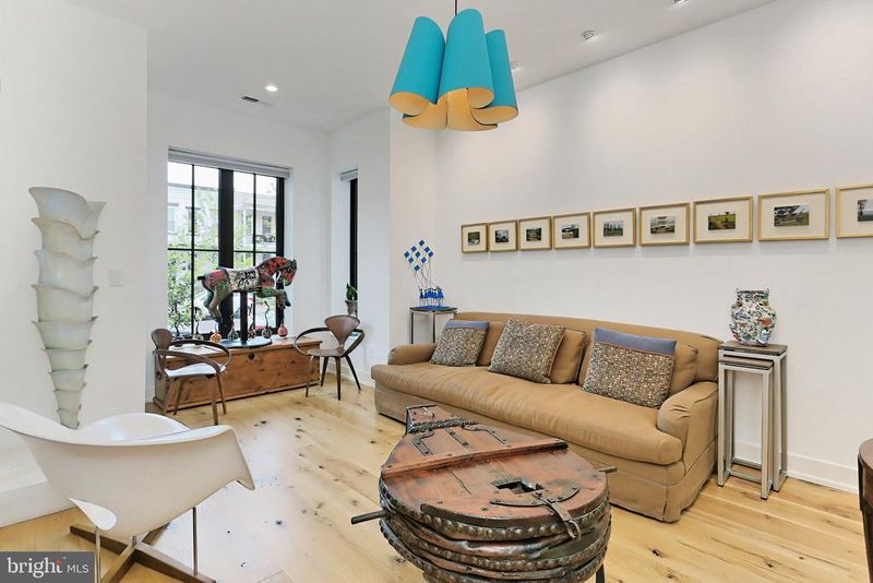 816 8th St NE, Washington, DC 20002