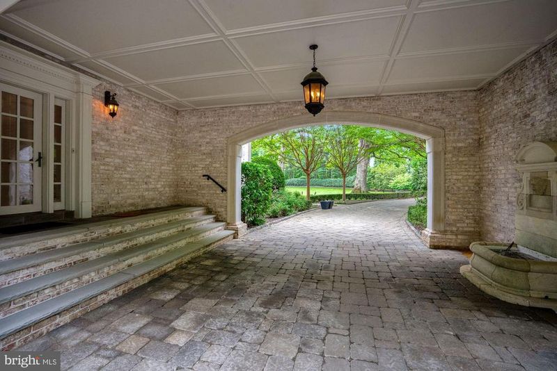 696 Bucks Ln, Great Falls, VA 22066