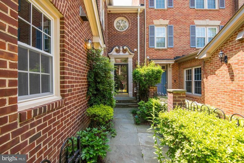 4004 Highwood Ct NW, Washington, DC 20007