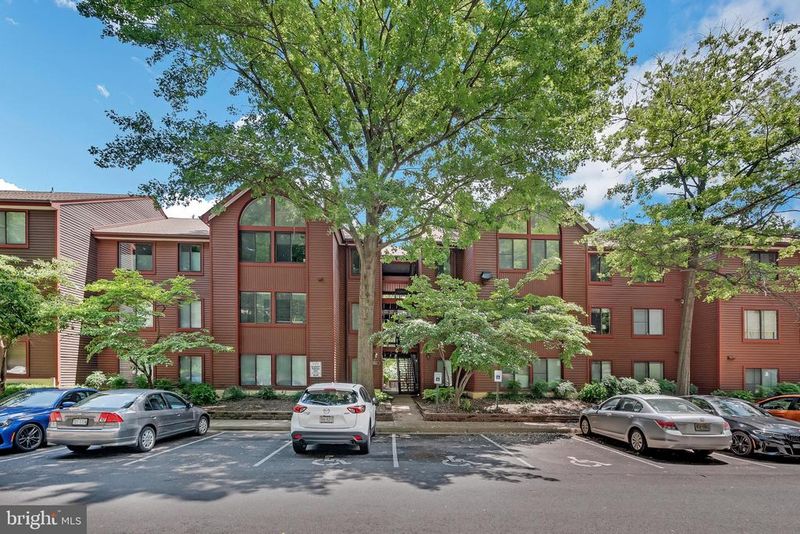 2811 Lee Oaks Ct #304, Falls Church, VA 22046