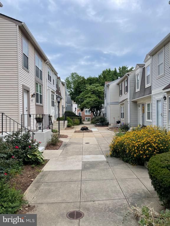 5918 Annaberg Pl #203, Burke, VA 22015