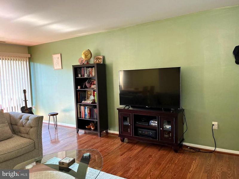 37 Canterbury Sq #201, Alexandria, VA 22304
