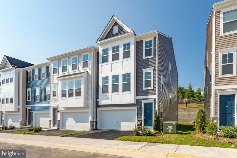 18297 Summit Pointe Dr, Triangle, VA 22172