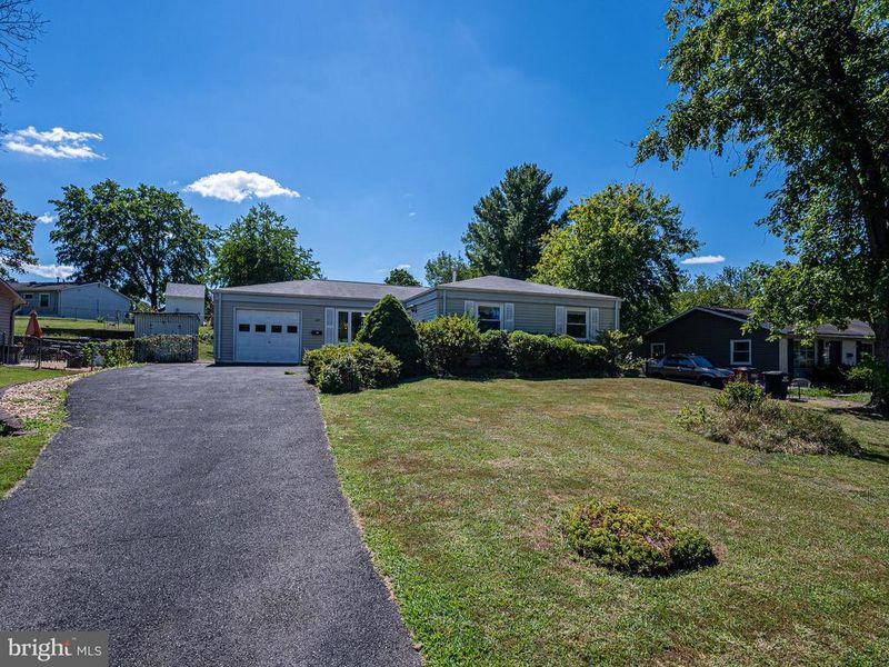 621 W Beech Rd, Sterling, VA 20164