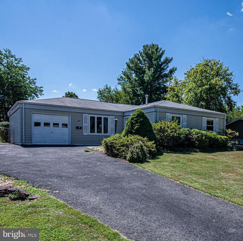 621 W Beech Rd, Sterling, VA 20164