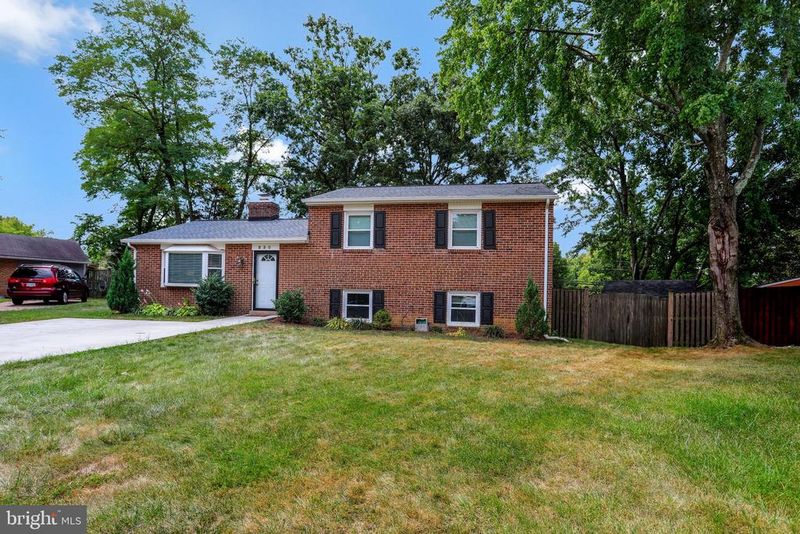 930 Longfellow Ct, Herndon, VA 20170