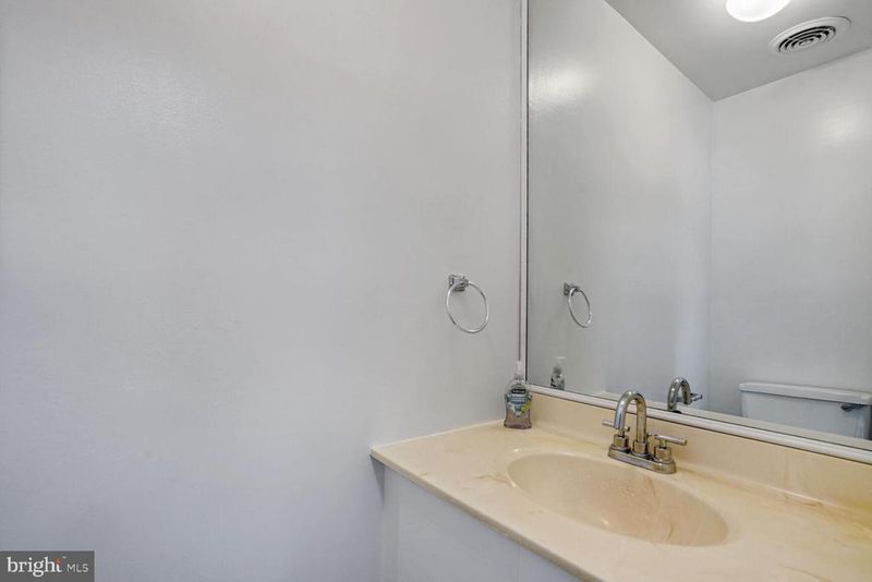 642 15th St S #2, Arlington, VA 22202