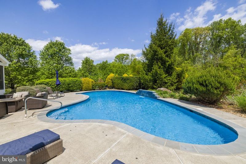 16926 Golden Leaf Ct, Hamilton, VA 20158