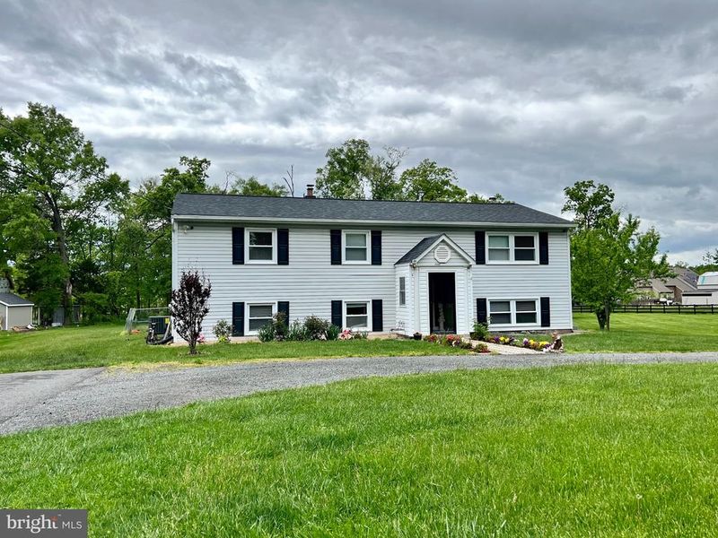 19560 Smith Cir, Ashburn, VA 20147