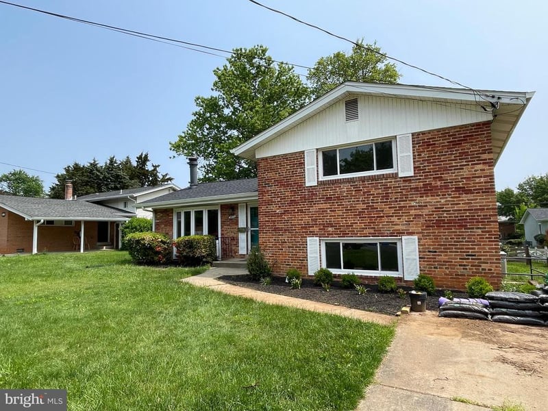 9913 Pomona Dr, Bethesda, MD 20817