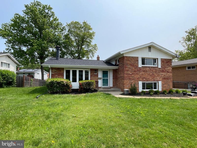 9913 Pomona Dr, Bethesda, MD 20817