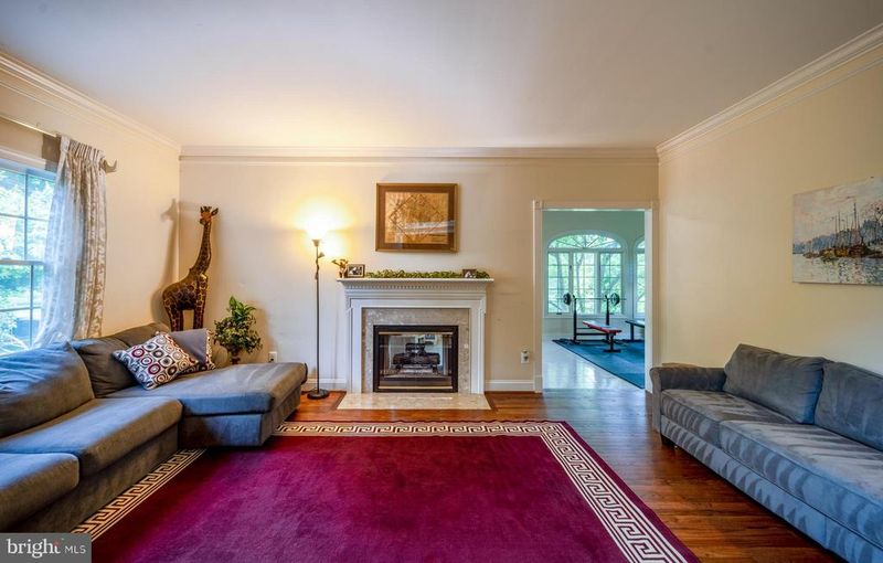 1115 Amanda Dr, Great Falls, VA 22066