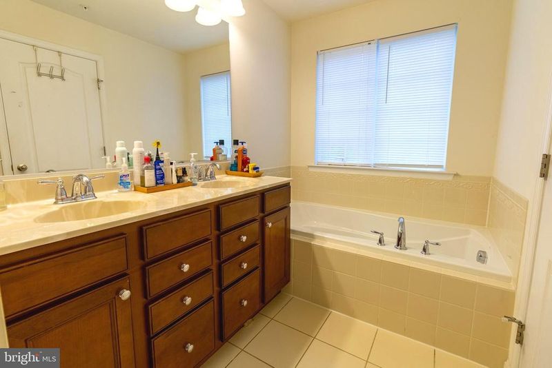 9 Thomasson Ct, Capitol Heights, MD 20743