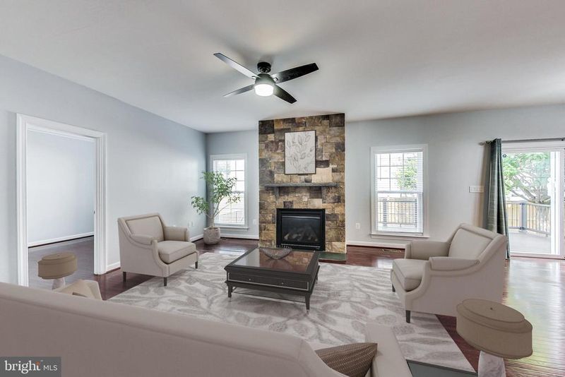18542 Quantico Gateway Dr, Triangle, VA 22172