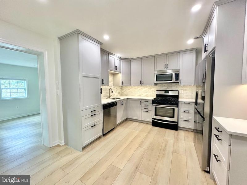 1010 Bashford Ln, Alexandria, VA 22314