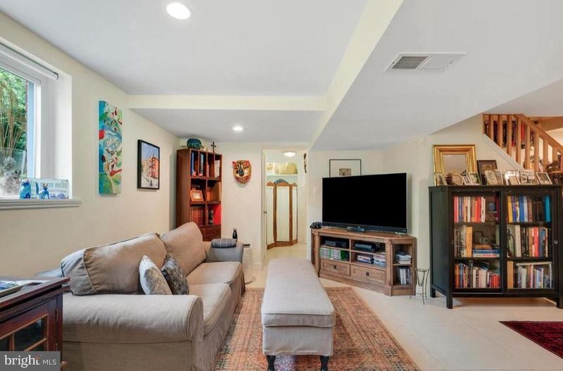 9504 Milstead Dr, Bethesda, MD 20817