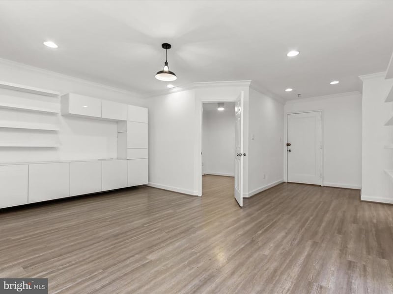 2325 42nd St NW #320, Washington, DC 20007