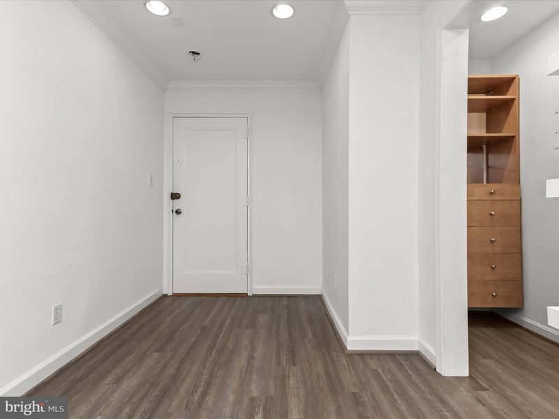 2325 42nd St NW #320, Washington, DC 20007
