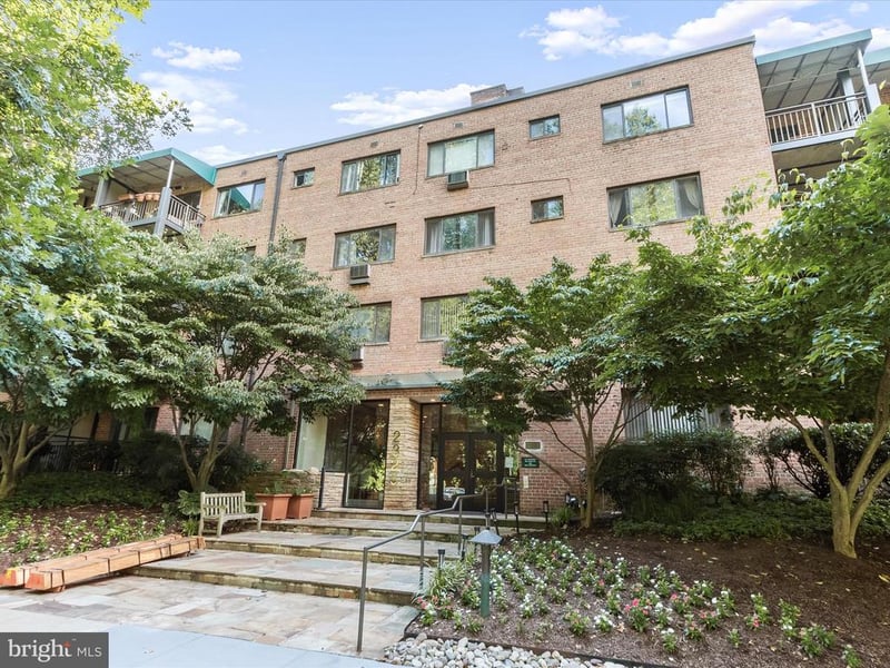 2325 42nd St NW #320, Washington, DC 20007