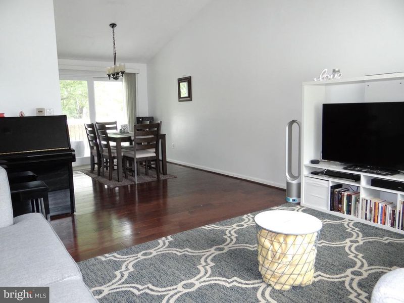 3817 Beech Down Dr, Chantilly, VA 20151