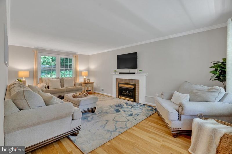6617 Grey Fox Dr, Springfield, VA 22152