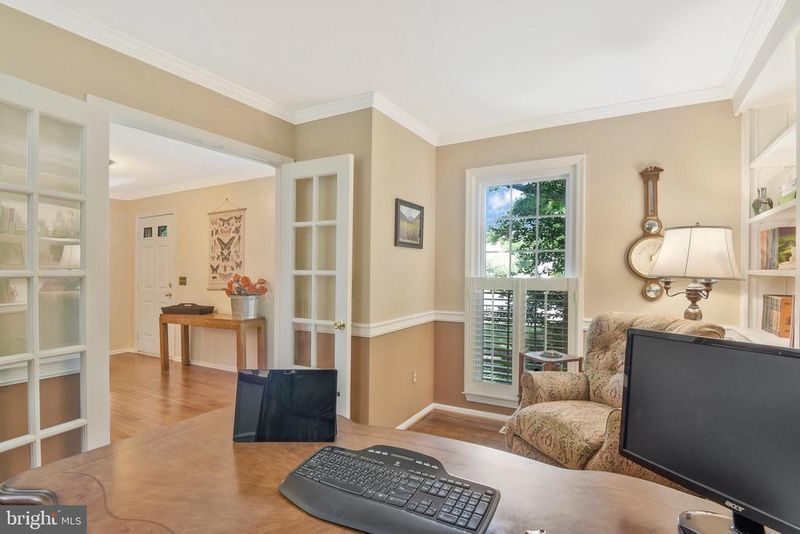 2 Clapham Ct, Sterling, VA 20165
