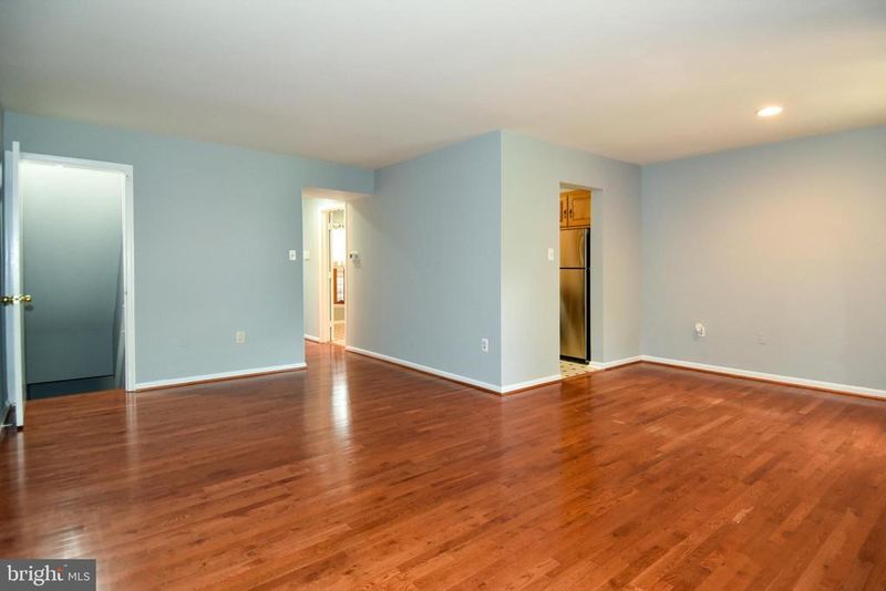 14 Fenceline Dr, Gaithersburg, MD 20878