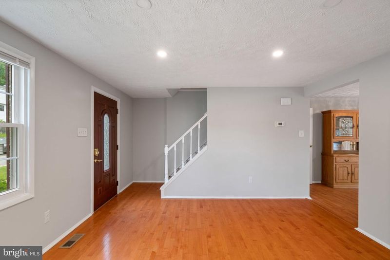 8166 Willowdale Ct, Springfield, VA 22153
