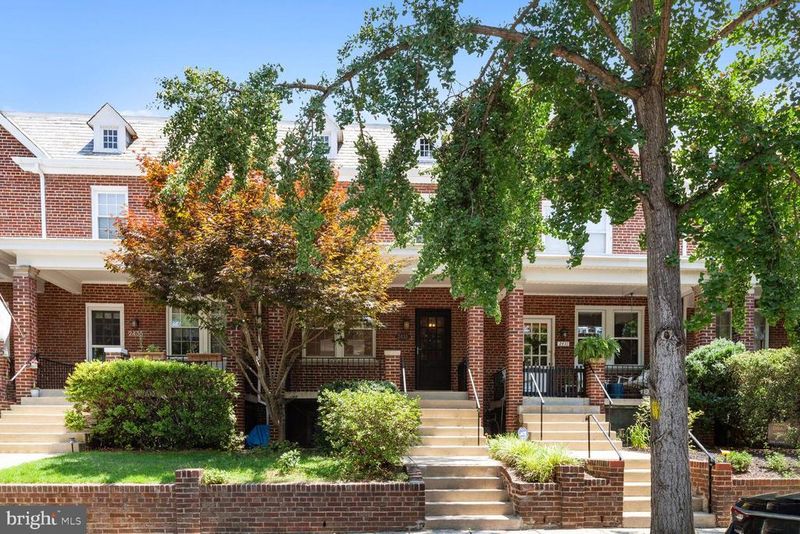2433 39th Pl NW, Washington, DC 20007