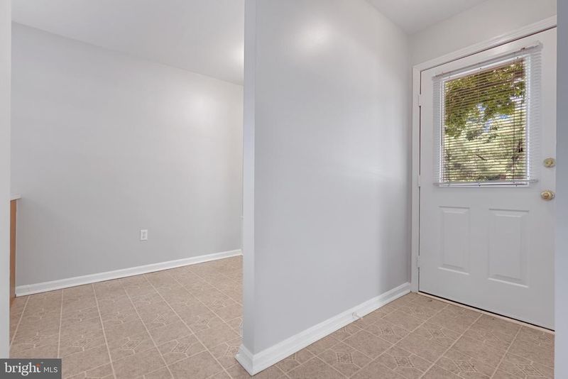 1726 E Bancroft Ln, Crofton, MD 21114