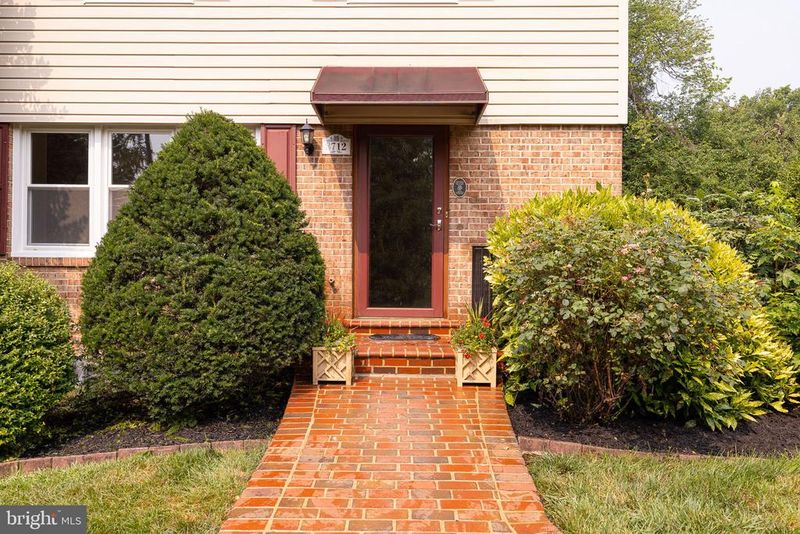 8712 Yardley Dr, Alexandria, VA 22308