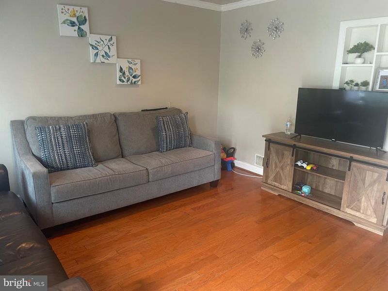 2215 Chamblee Pl, Herndon, VA 20170