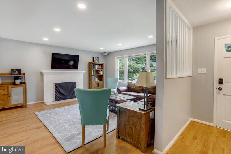 7423 Dickenson St, Springfield, VA 22150