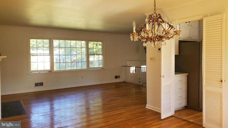 6449 Johns Rd, Falls Church, VA 22043