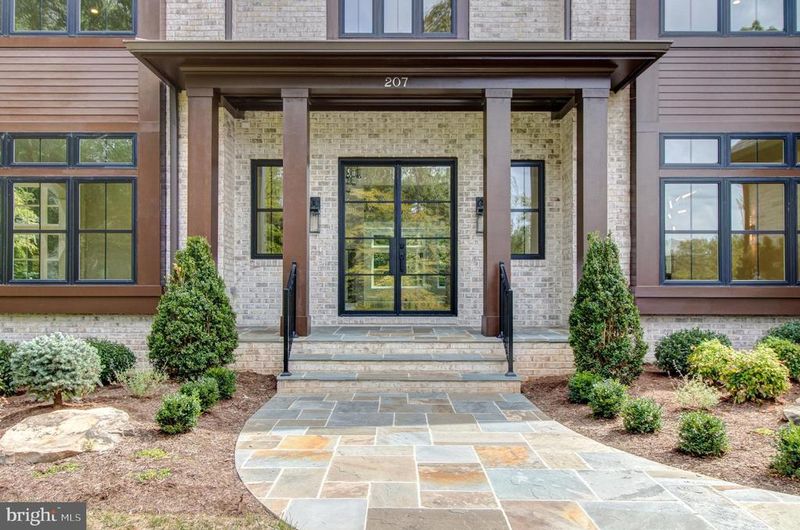 207 Deepwoods Dr, Great Falls, VA 22066