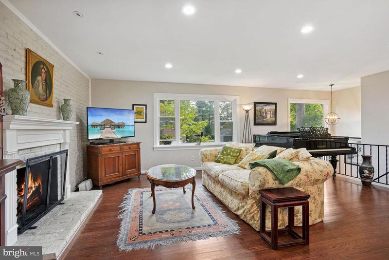 6542 Hitt Ave, Mclean, VA 22101